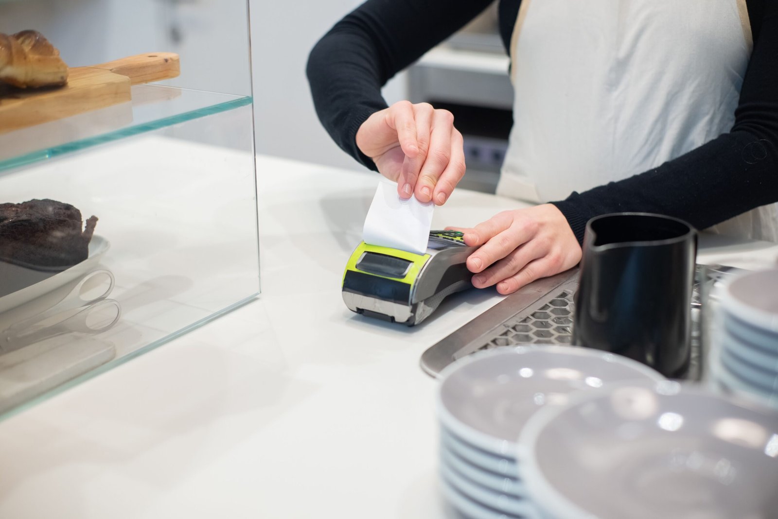 Paying at a restaurant counter with a card terminal in Japan