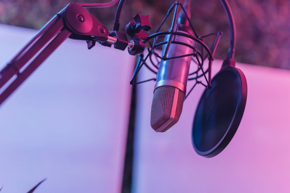 Condenser microphone with pop filter on a boom arm